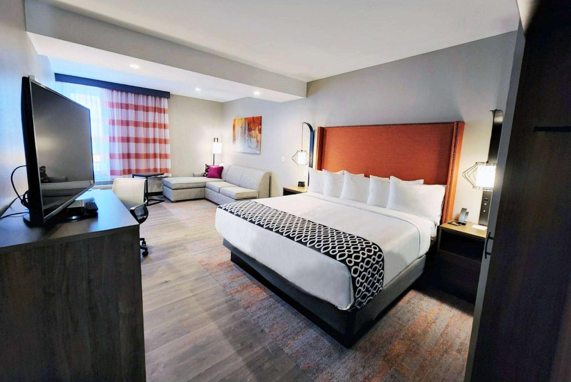 Suite, King Bed, Sofa