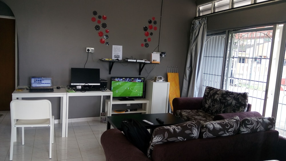 Kemaman Lodge & Cafe - Hostel 8/12