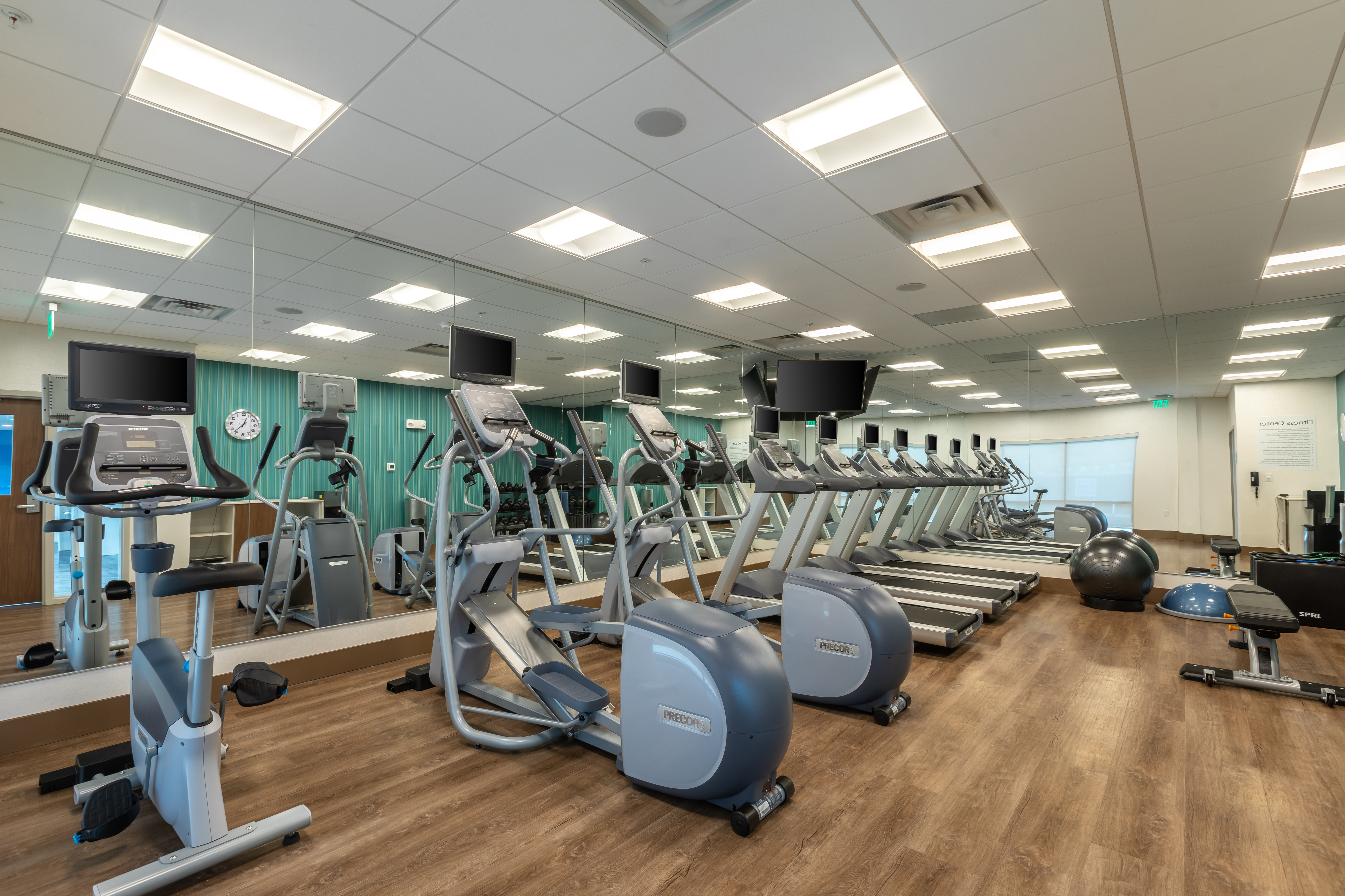 Holiday Inn Express Suites Gainesville Lake Lanier Area 34/59