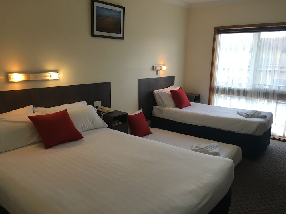 BOULEVARD MOTOR INN 10/27
