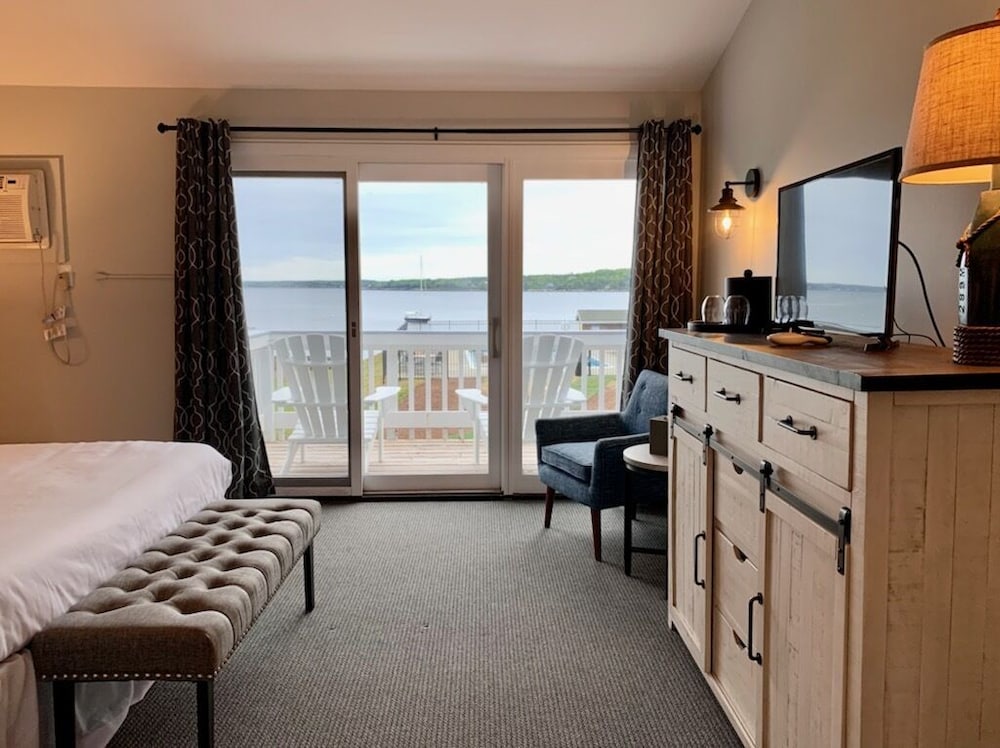 Smuggler’s Cove Inn 10/50