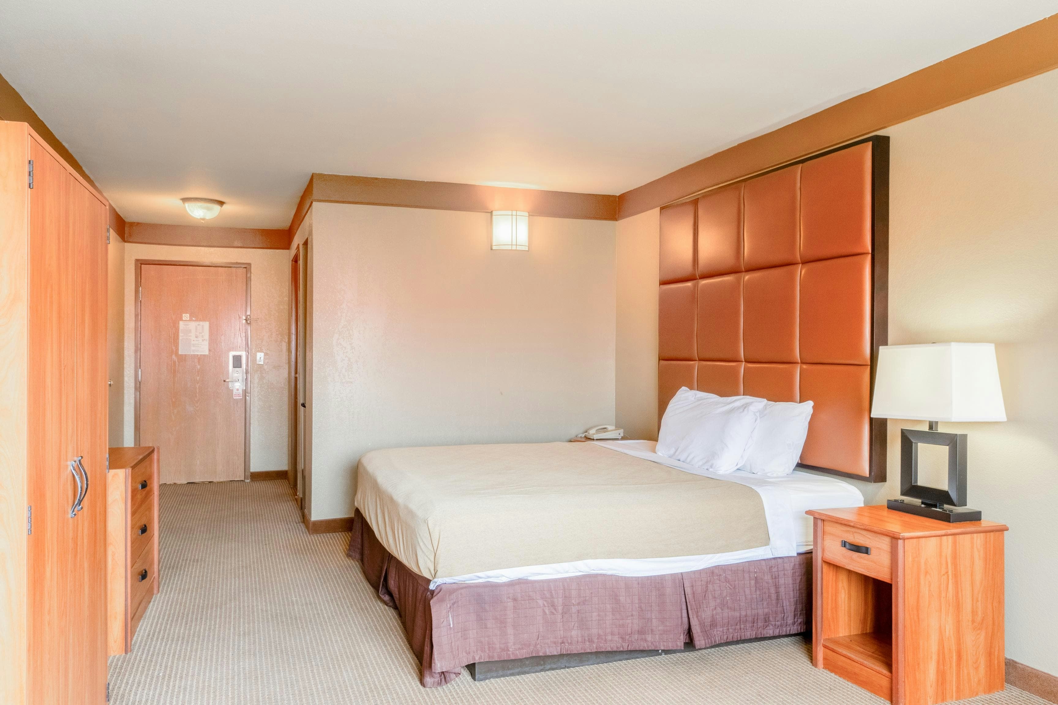 غرفة بسرير كينج، Days Inn & Suites by Wyndham Beeville 2/5