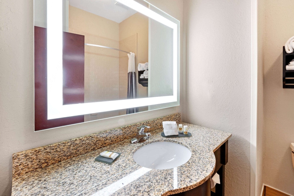 La Quinta Inn & Suites by Wyndham South Bend 54/57