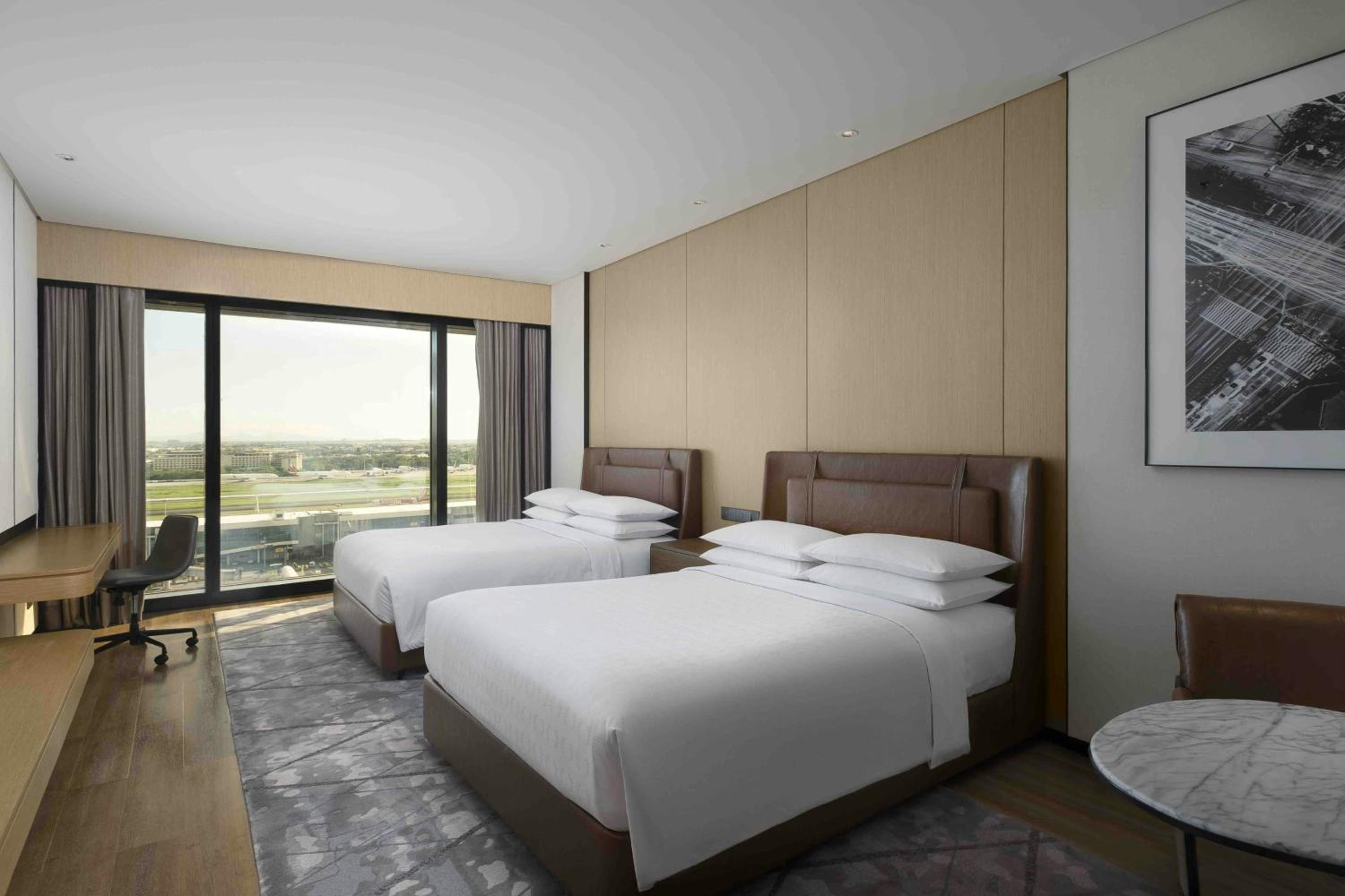 Guest Room, 2 Queen Beds, City View, Club Floor