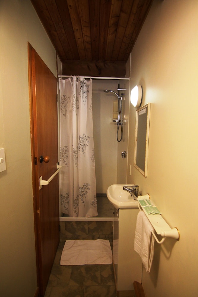 Larchwood Motel 24/25
