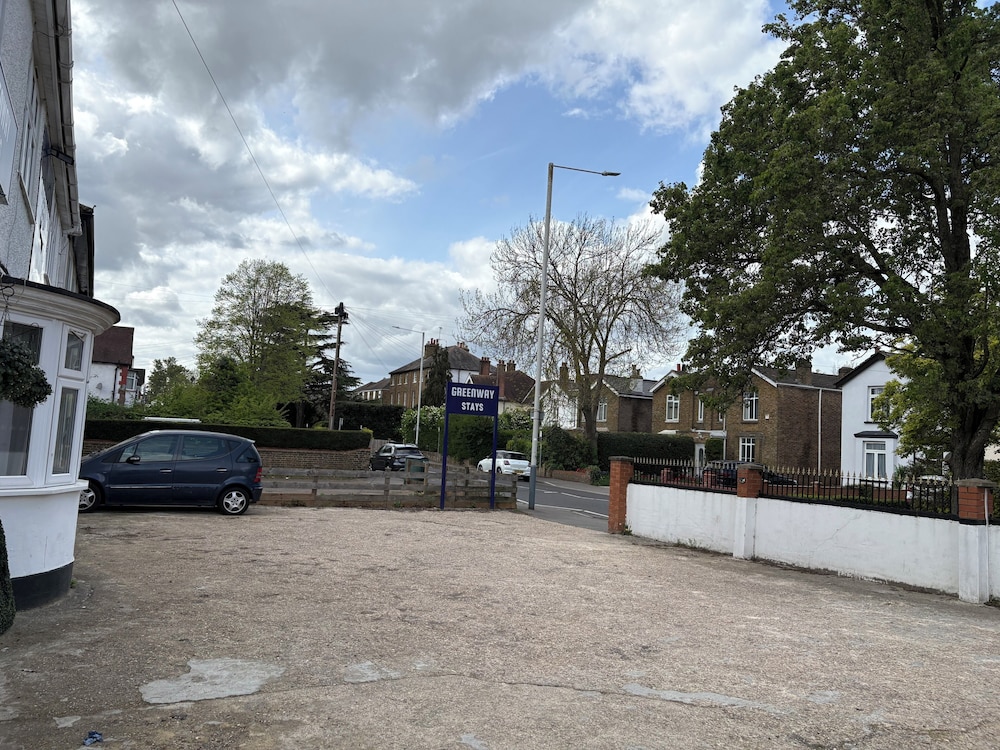OYO Greenway Stays 28/43