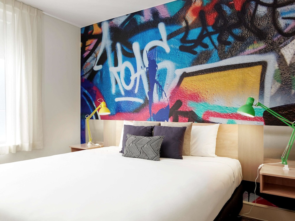 ibis Melbourne Hotel and Apartments 30/70