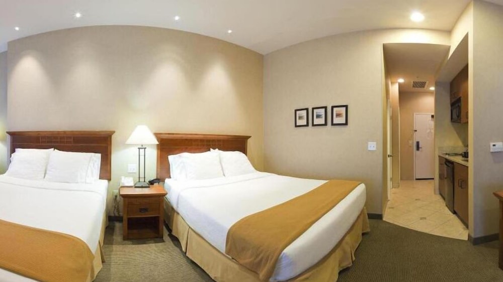 Holiday Inn Express Hotel Suites Ventura Harbor 18/69