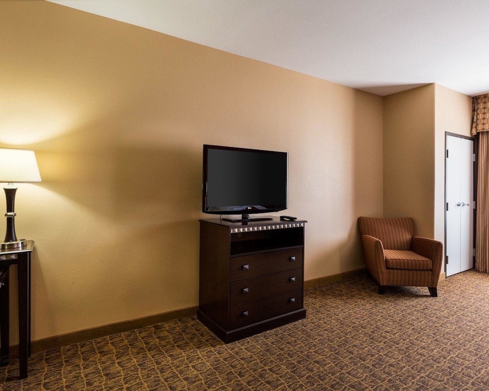 Spark By Hilton Pearland 36/37
