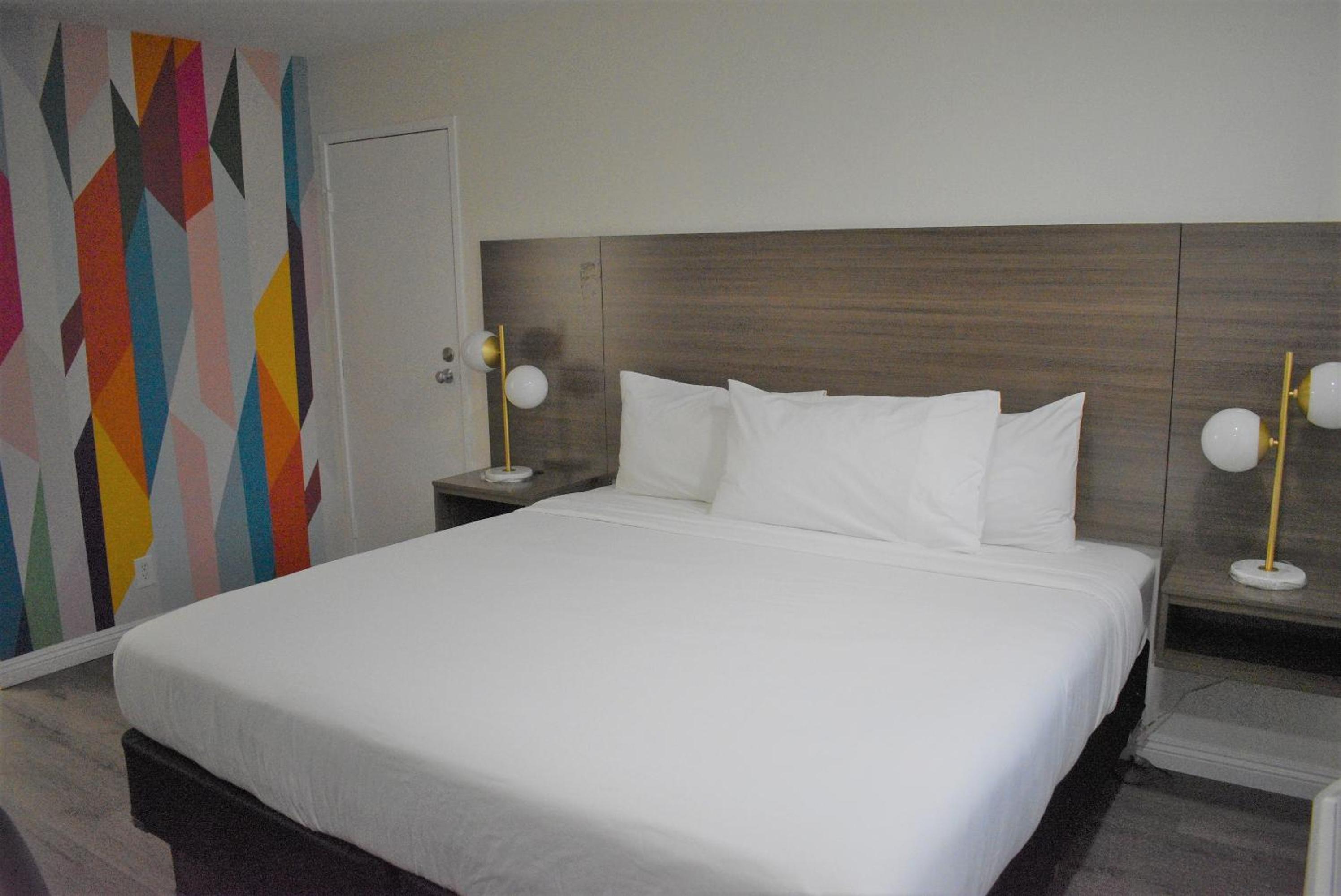 ROOM, KING BED, ACCESSIBLE
