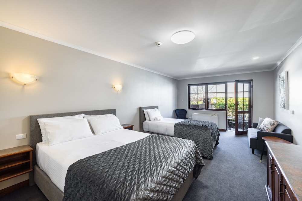 COURTYARD, DELUXE, 1 QUEEN AND 1 SINGLE BED