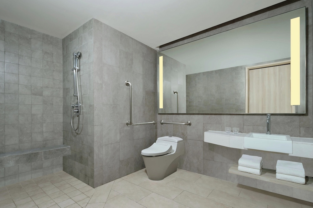 Premium, Deluxe, Twin Beds, Four Points by Sheraton Surabaya Pakuwon Indah 4/5
