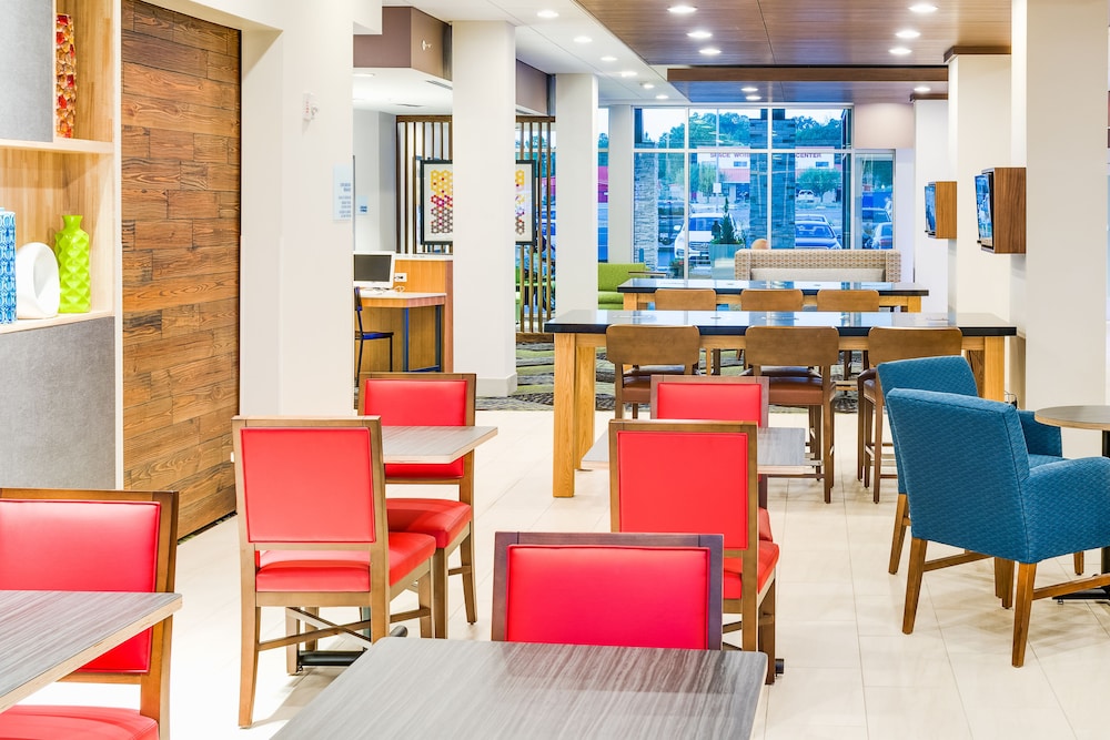 Holiday Inn Express Suites Russellville 43/59