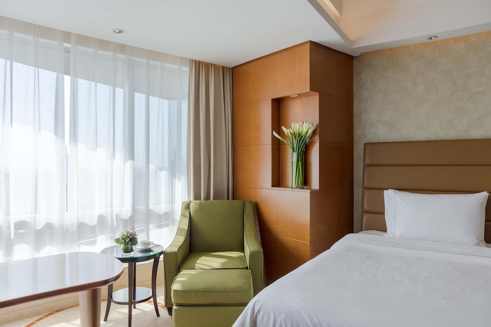 Executive, King Bed, Partial Lake View, Smoking