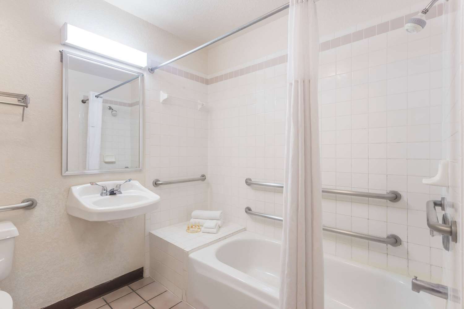 Days Inn by Wyndham Sarasota I-75 12/15