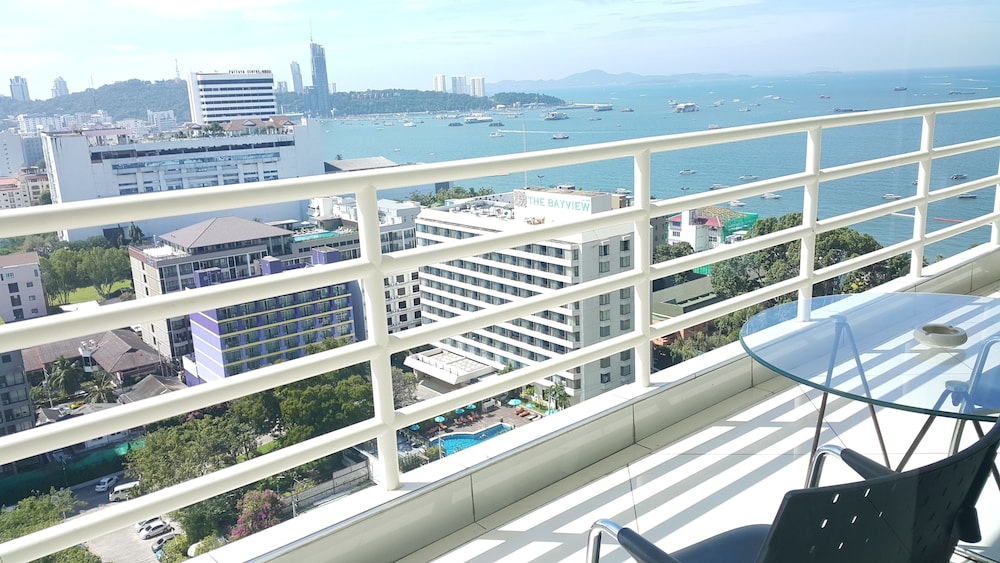 Vtsix Condo Rentals at View Talay 6 Pattaya 4/71