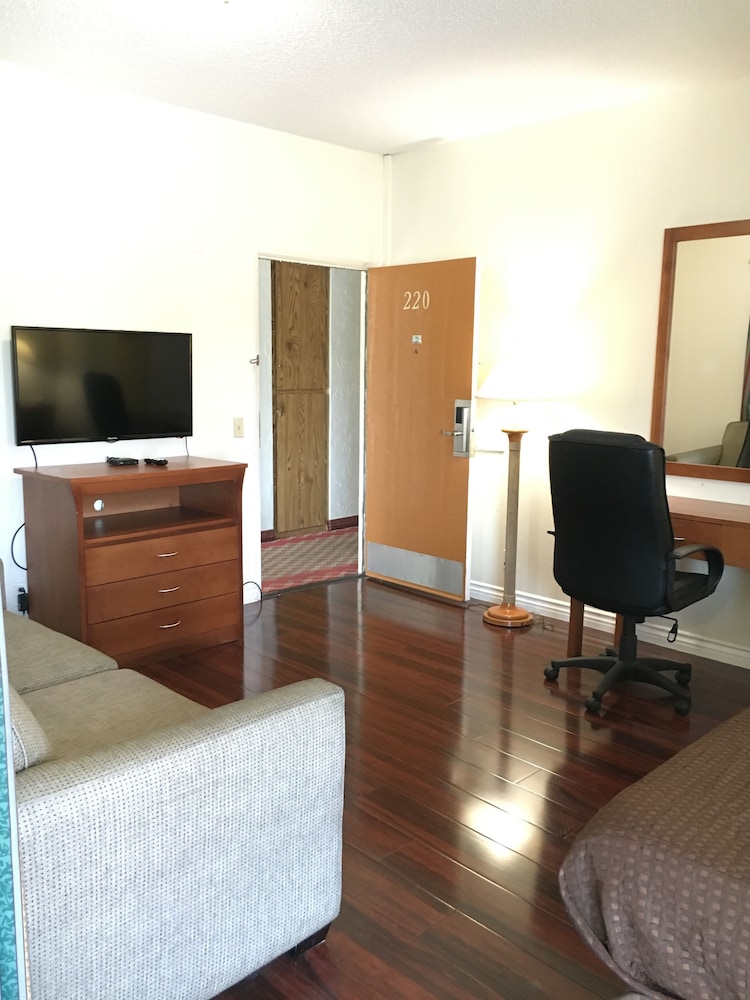 Riverside Inn & Suites 41/56