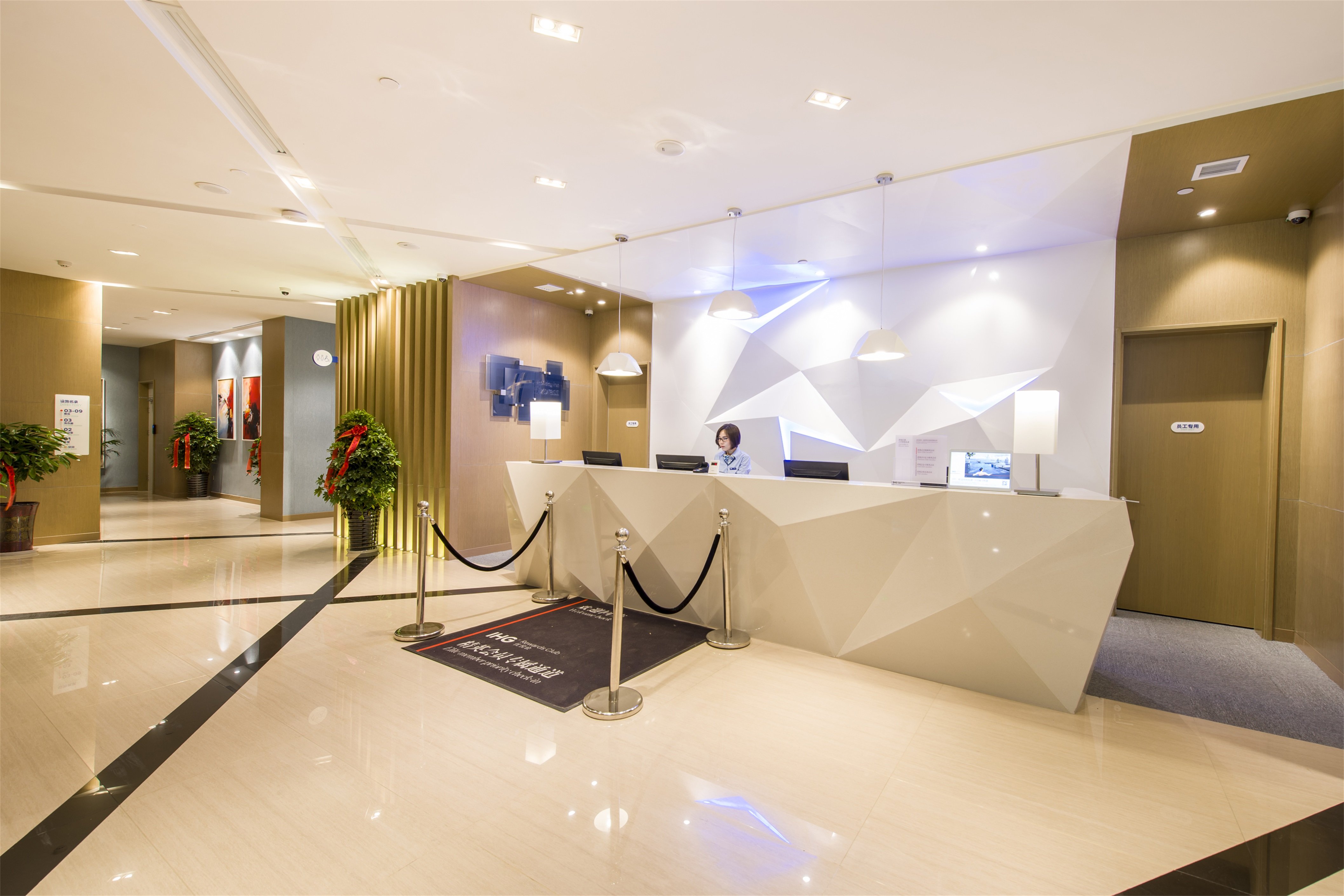 HOLIDAY INN EXPRESS CHENGDE DOWNTOWN 9/86