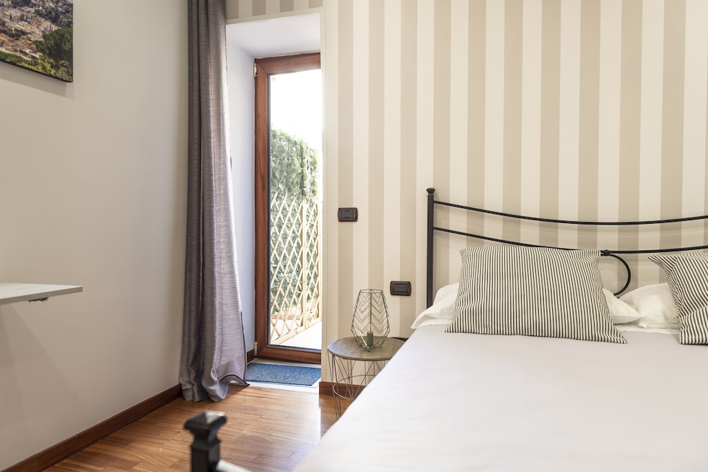 COMFORT, QUEEN BED