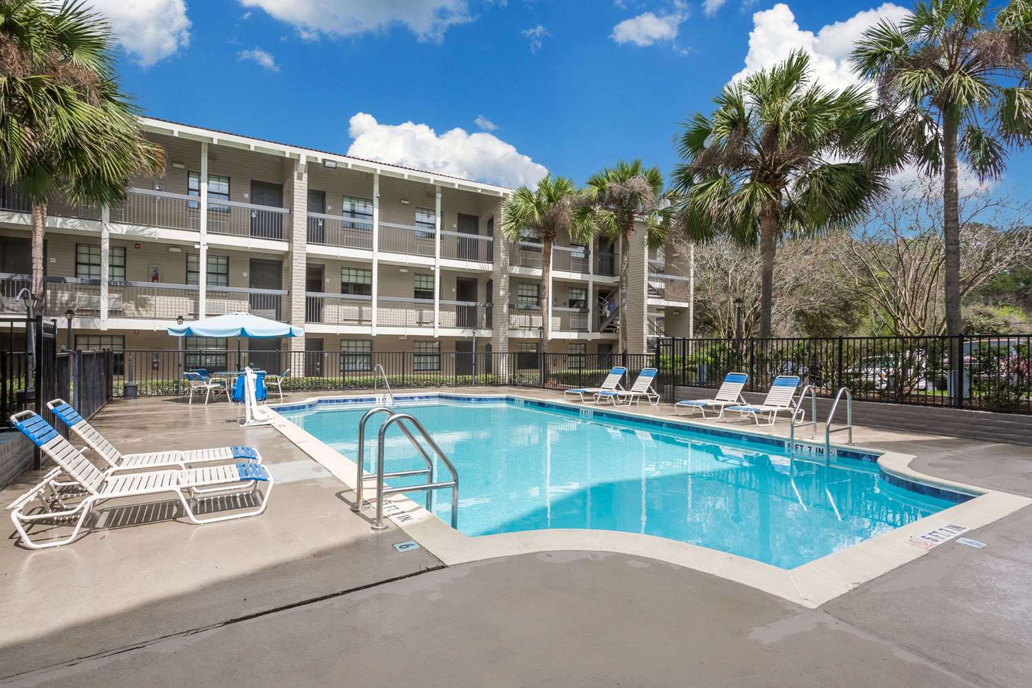 Casa Bella Inn & Suites 6/55