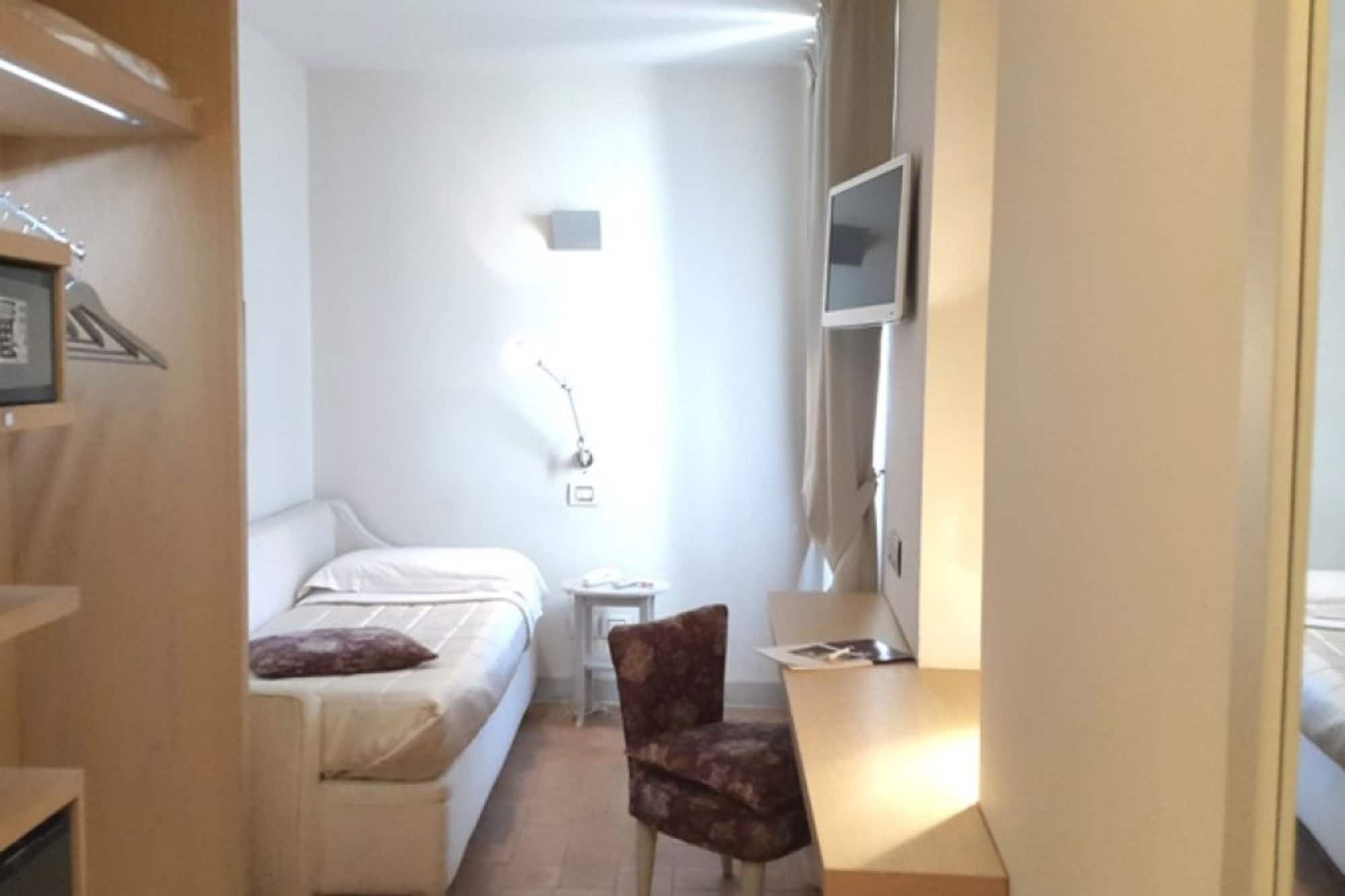 ROOM, SINGLE