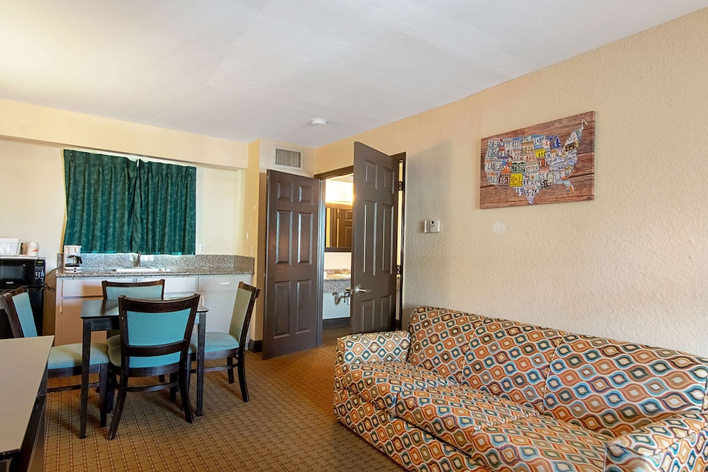 Econo Lodge Inn & Suites Clearwater Central 17/26