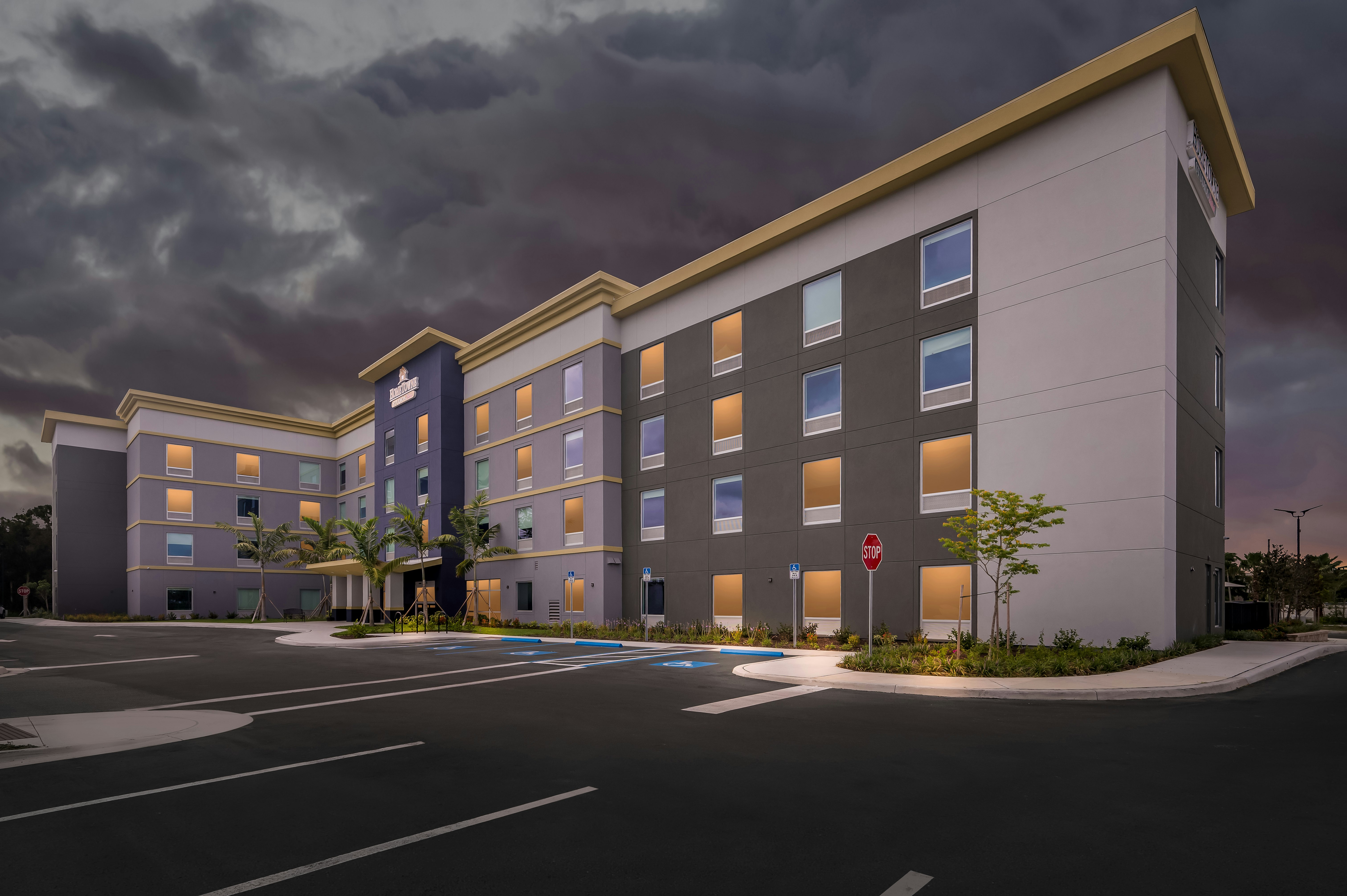 HomeTowne Studios by Red Roof Fort Myers 30/35