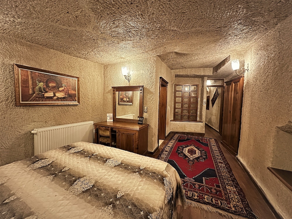 Cave, Junior Suite, Queen Bed