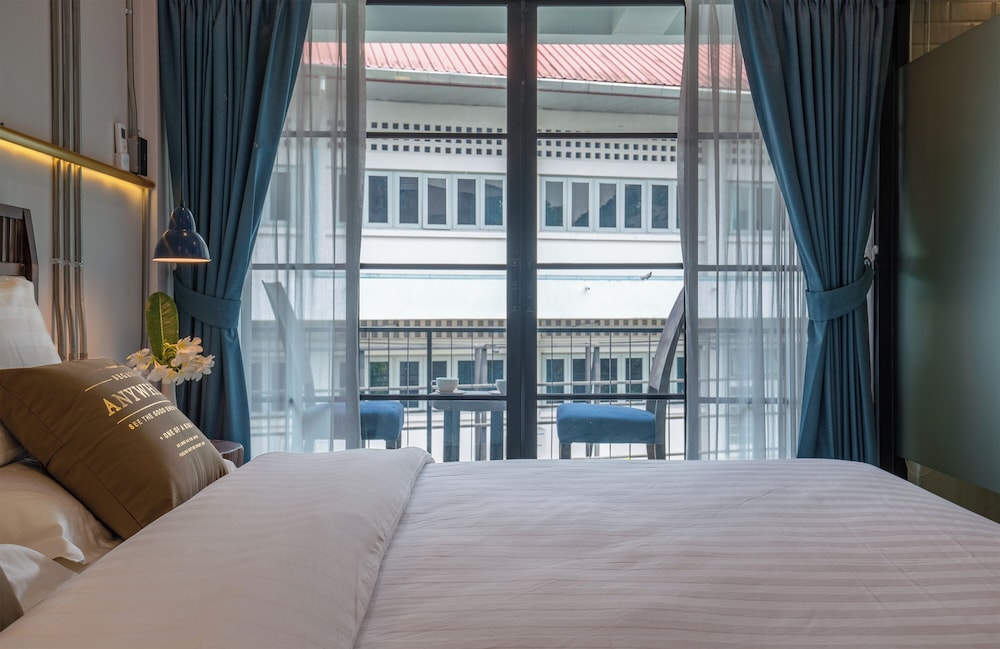 غرفة ديلوكس بسرير كينج بإطلالة على الحديقة بشرفة، Momo Hotel 4/5
