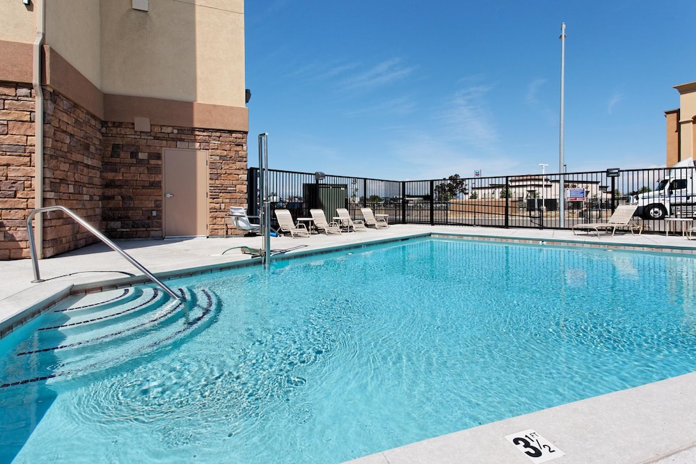 Holiday Inn Express Hotel and Suites Fresno Northwest-Herndon 1/42