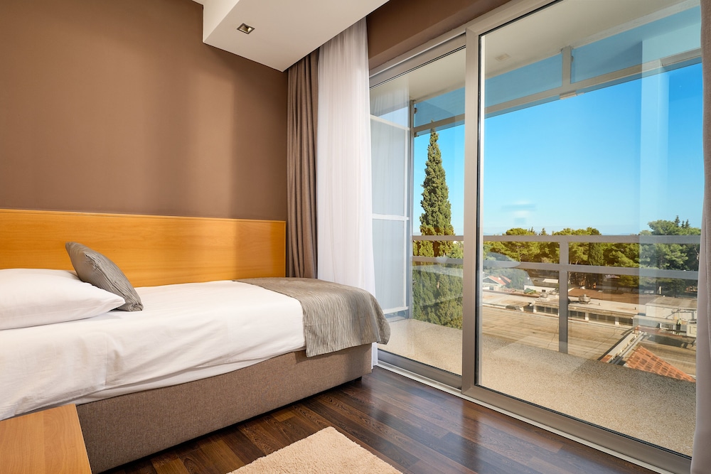 جناح جونيور بسرير مزدوج وسريرين منفصلين بإطلالة على البحر، Hotel Imperial Vodice 2/5