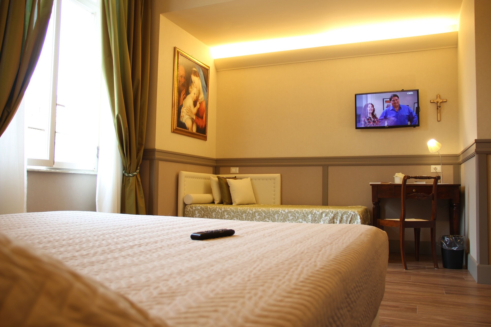 SUPERIOR, DOUBLE OR TWIN BED