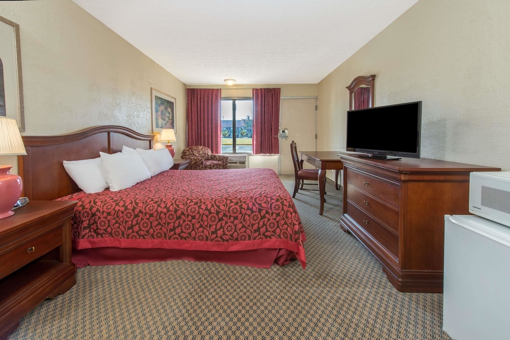 Days Inn & Suites By Wyndham Dayton North 8/19