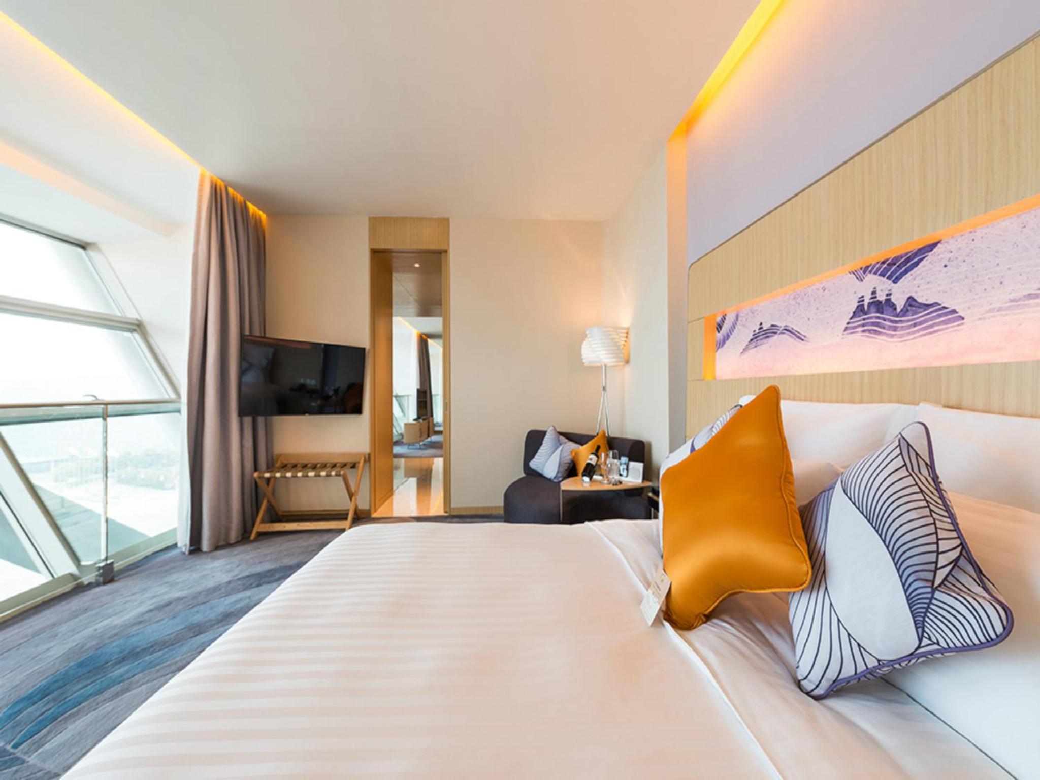 Deluxe, Suite, King Bed, Queen Bed