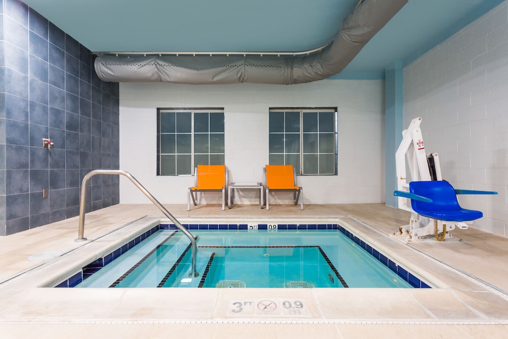 Holiday Inn Express Petersburg 34/70