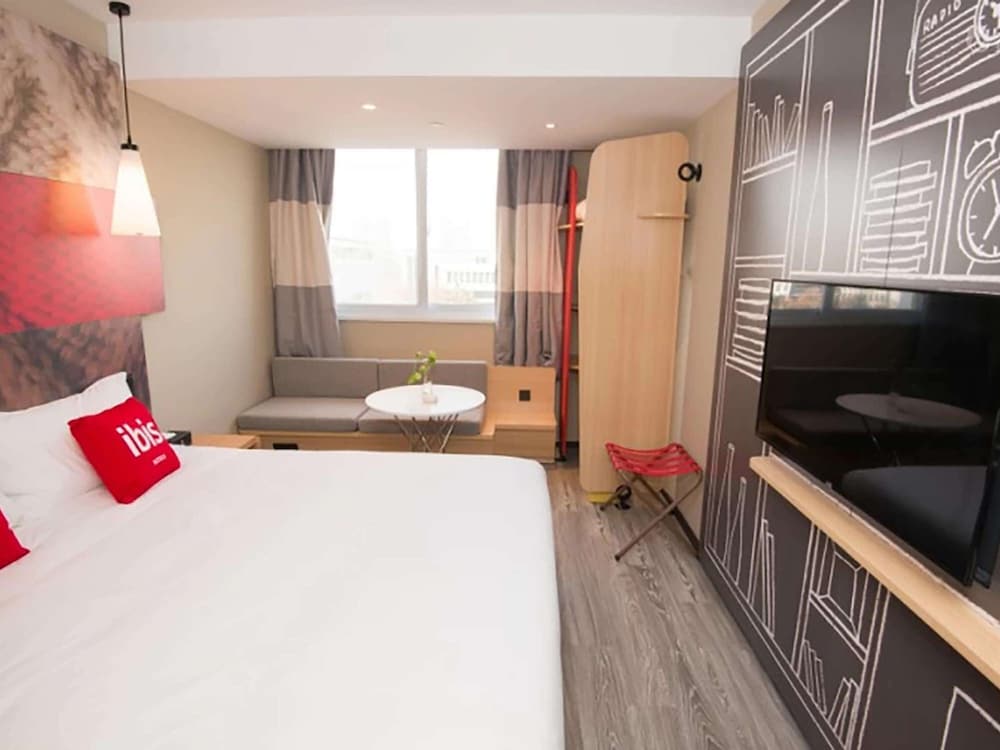 Ibis Luoyang Baolong Square Hotel 10/47