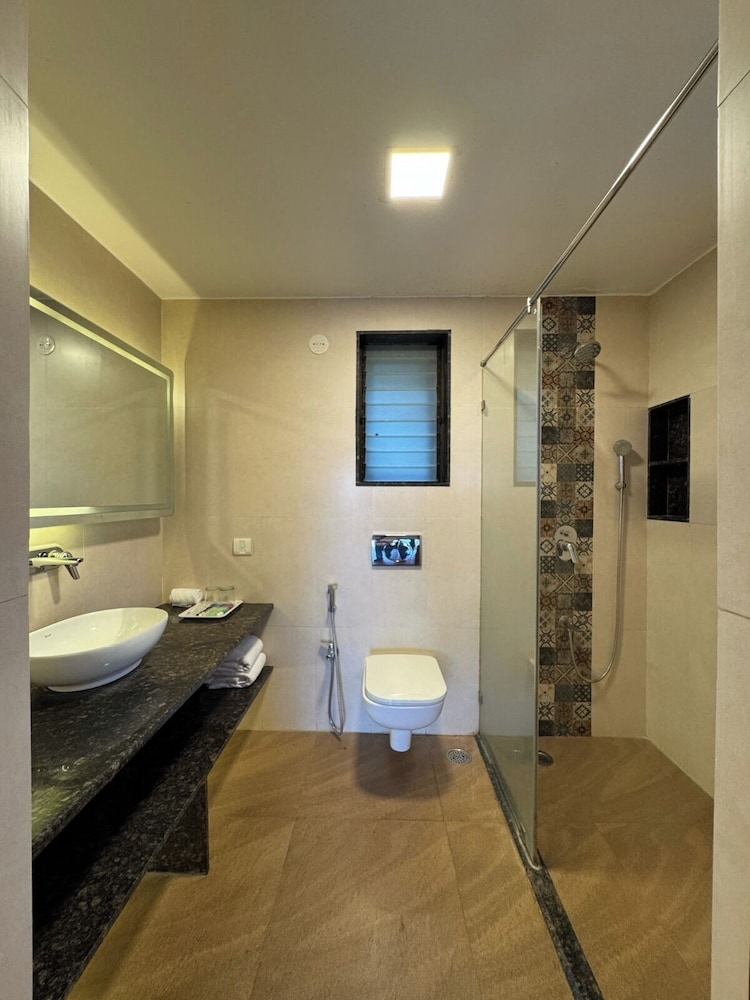 The Upper Deck Resort 50/50
