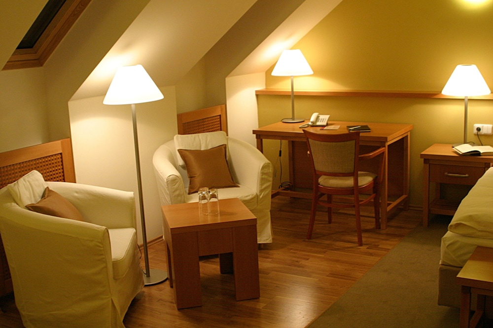Dolce Villa Hotel 24/57