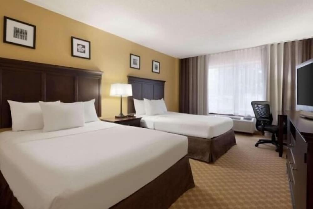 Suite, 2 Queen Beds, Accessible