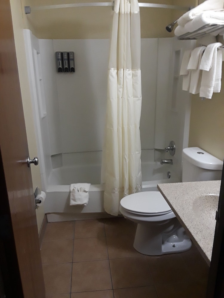 Faribault Hometown Inn & Suites 40/41