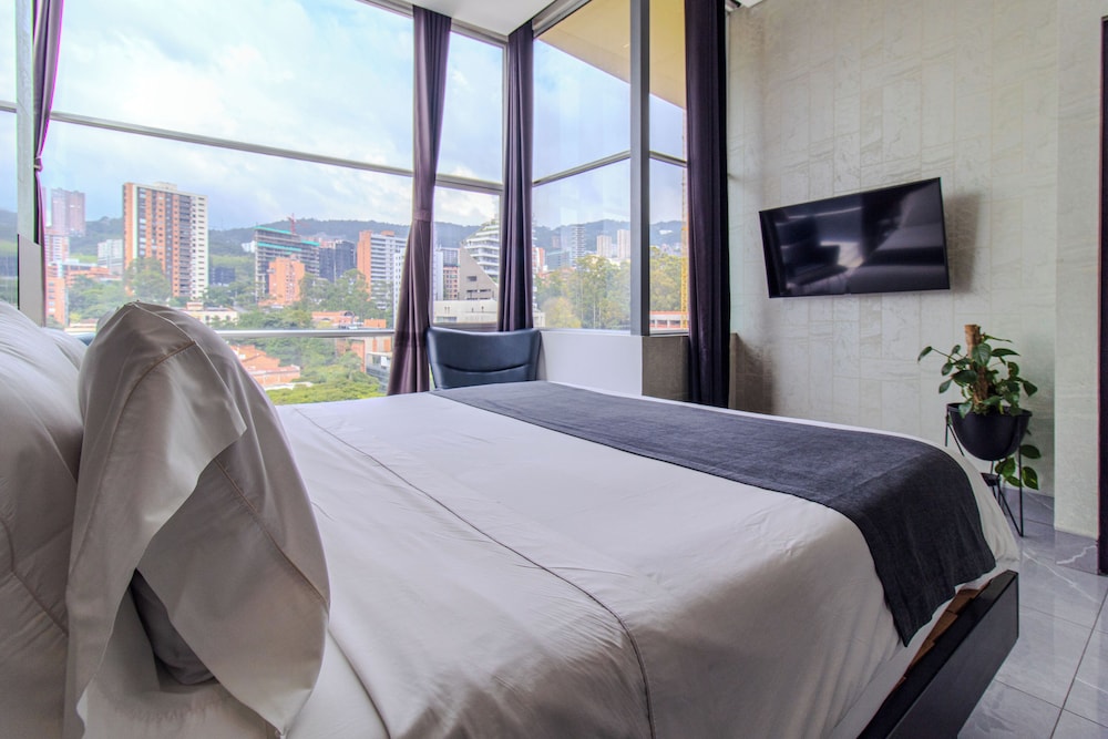 4 BEDROOMS, PENTHOUSE, JETTED TUB, BALCONY