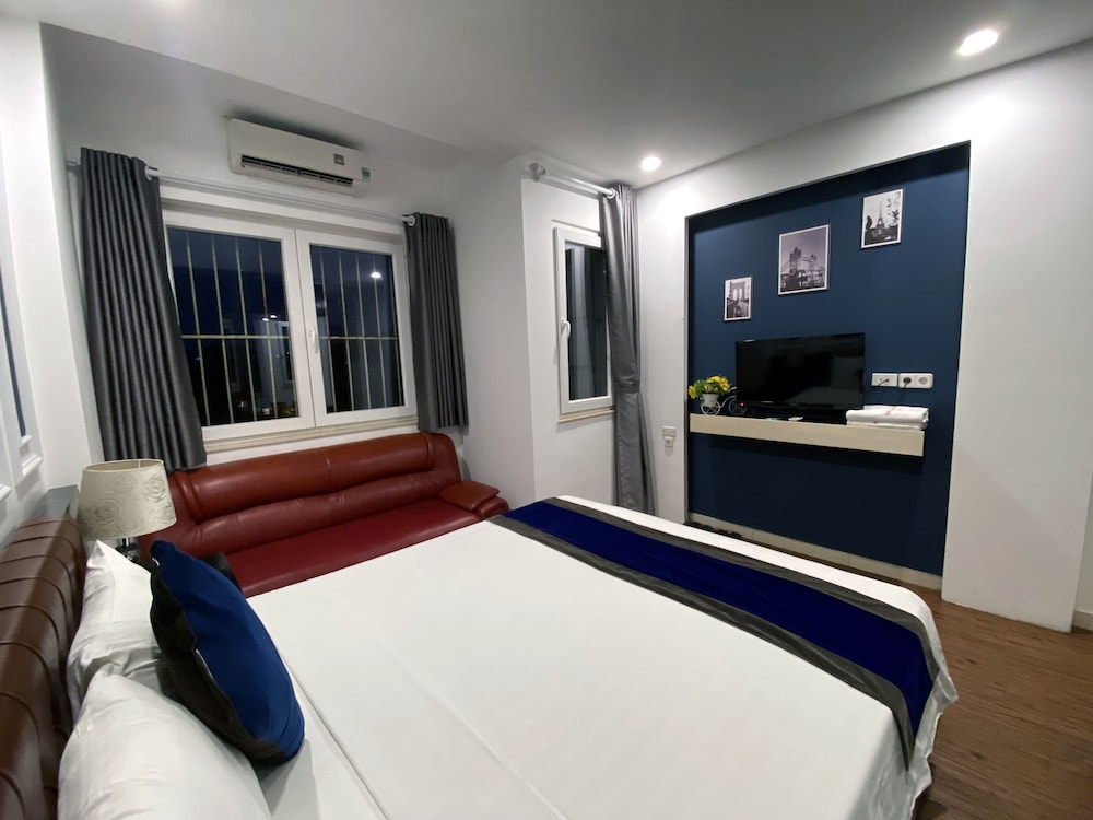 DELUXE, DOUBLE OR TWIN BED