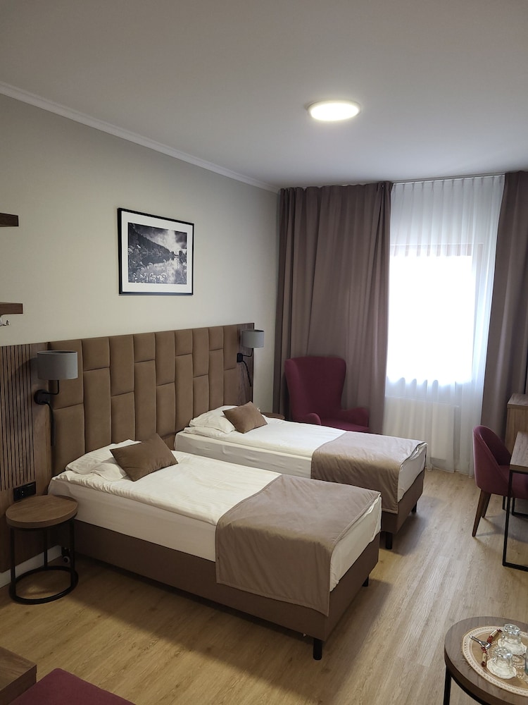DELUXE, TWIN BEDS