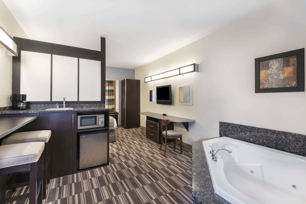 Microtel Inn And Suites Baton Rouge Airport 8/27
