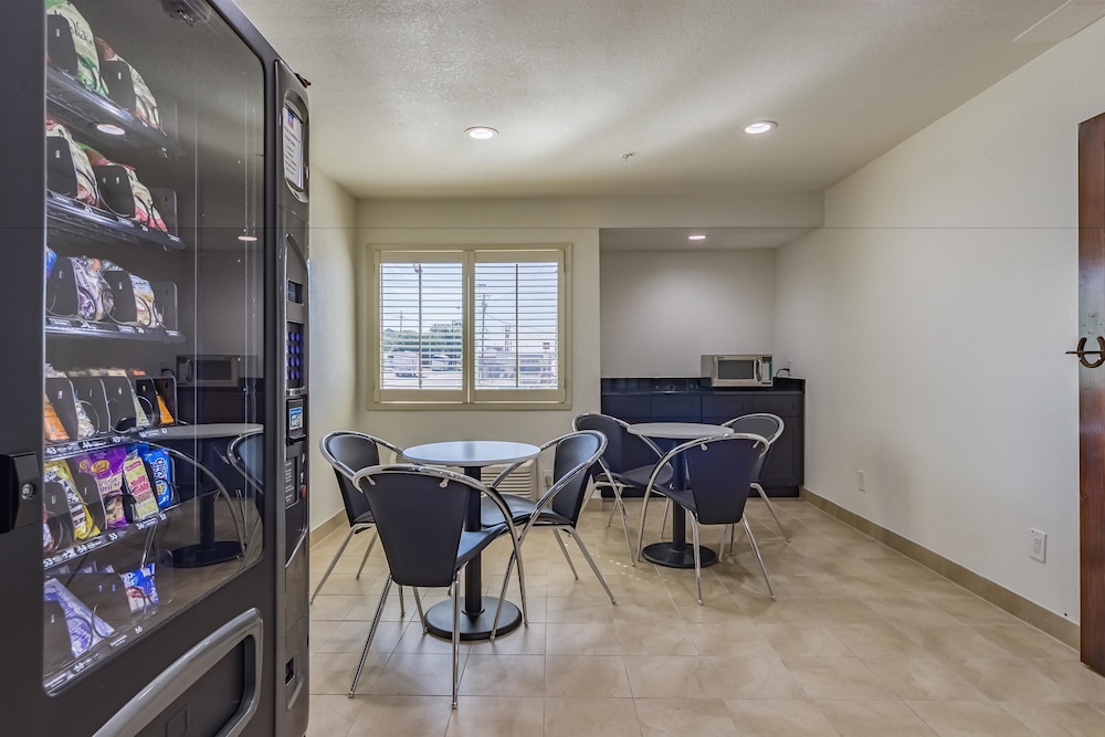 Studio6 Plano, TX 57/74
