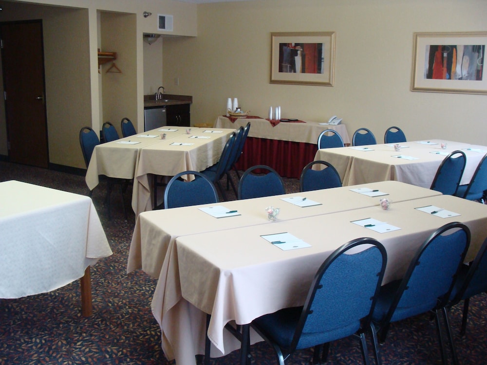 Country Inn and Suites by Radisson Coon Rapids MN 27/32