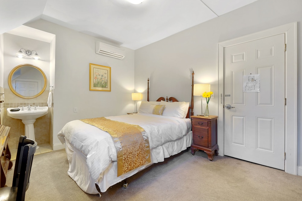 The Summit Debary Inn 23/44
