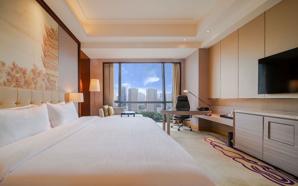 Guest Room, King Bed, Executive Lounge Access, High Floor