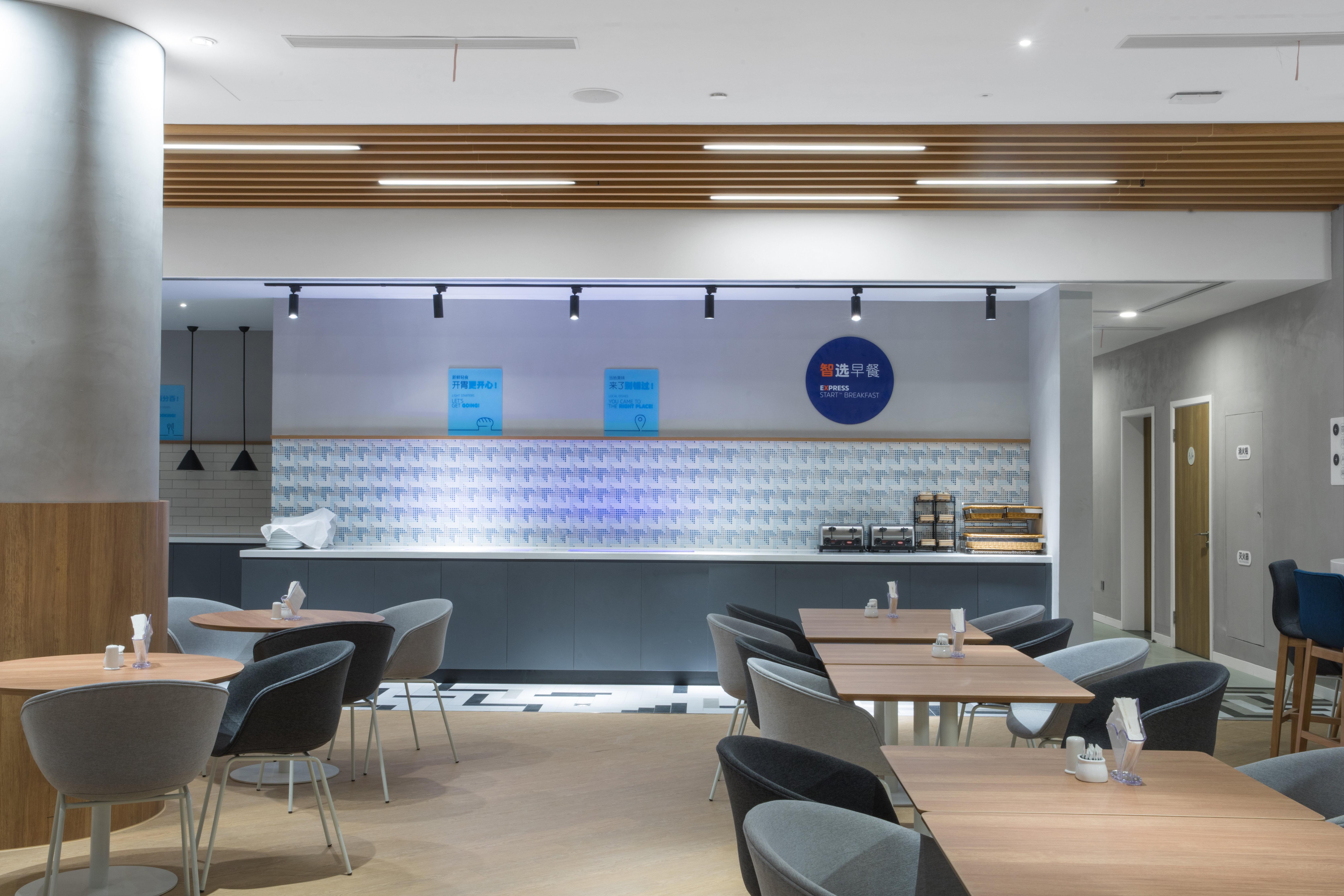 Holiday Inn Express Shanghai Tourism Zone 47/51