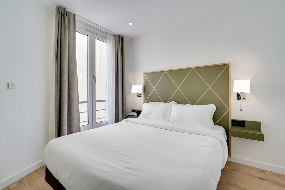 HOTEL B SQUARE 26/83